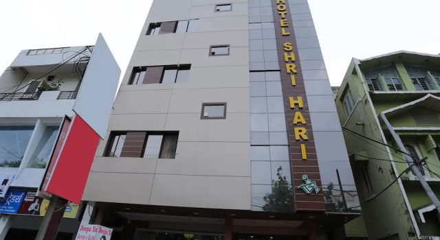 OYO 16163 Hotel Shri Hari, Забронировать Отель Отели штата Мадхья-Прадеш с парковкой, Парковка