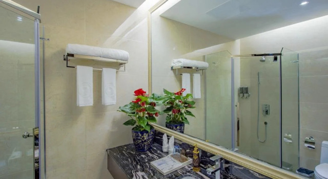 Yingjiang River Bian Chui Hotel