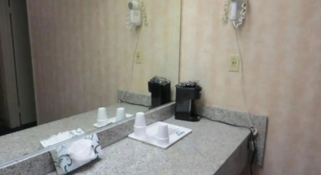 Четырёхместный номер Deluxe Grand Park Inn Anaheim Maingate