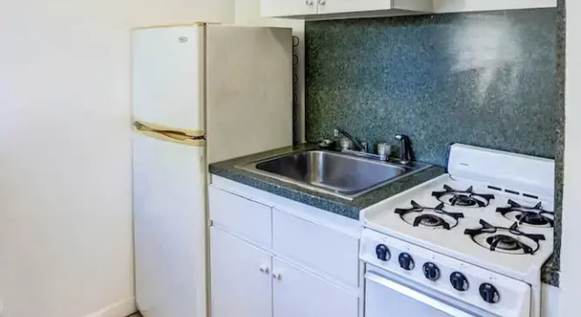 Четырёхместная студия с видом на бассейн Richards Motel Courtyard