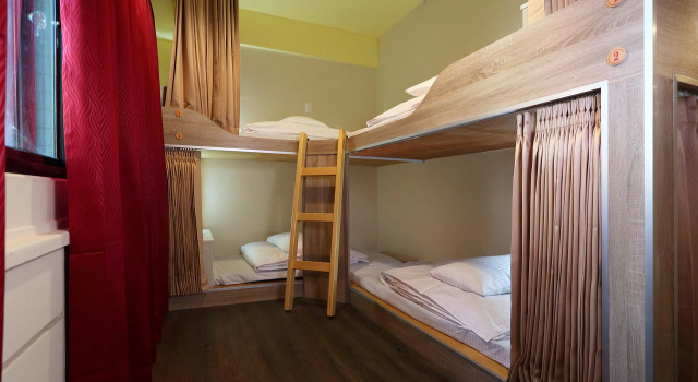Кровать в общем номере (женский номер) 角舍背包客棧 西出口 Corner House Backpacker Hostel