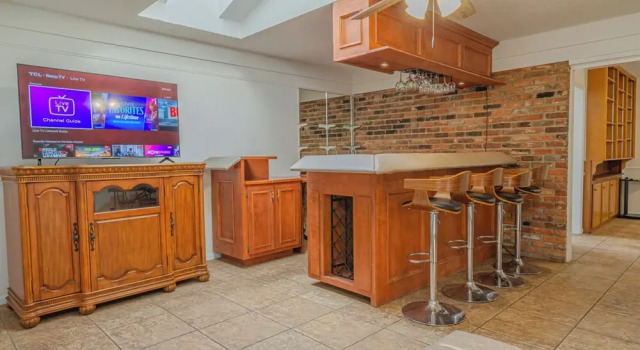 Relaxing 3BR Getaway with Pool and games, Boek Vakantiehuis Hotels in Georgia met parkeren, Parkeren