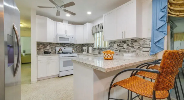 Коттедж < 3 Mi to Hard Rock Stadium: Miami Home w/ Sunroom