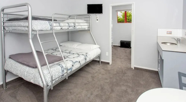 Четырёхместный семейный номер Standard с 2 комнатами Carters Beach Top 10 Holiday Park