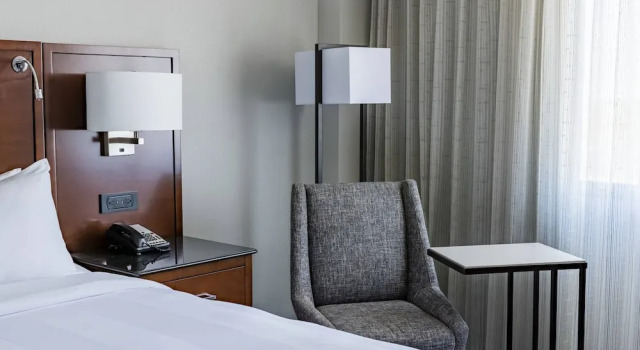 Четырёхместный клубный номер Standard Richmond Marriott
