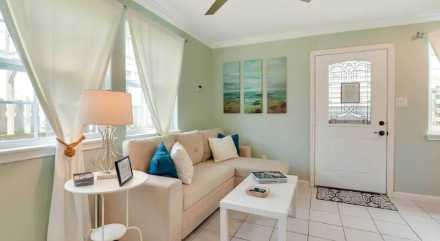 Коттедж 1 Block to Beach: Galveston Coastal Cottage