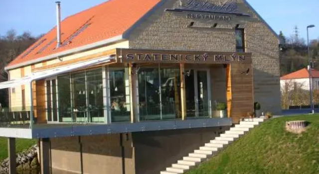 Conifer Cottage IdyllicPrague, Rezerwuj Dom wakacyjny Hotele w Černý Vŭl z parkingiem, Parking