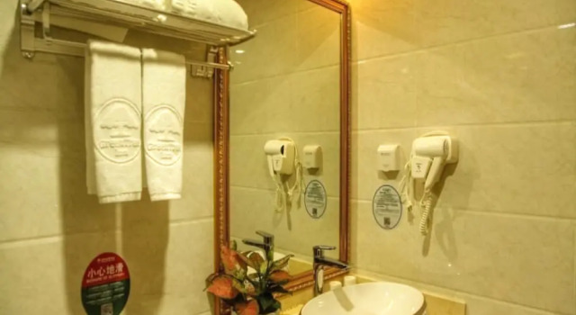 Двухместный номер Standard GreenTree Inn Zhuhai Mingzhu Station Express Hotel