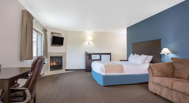 Двухместный люкс Superior AmericInn by Wyndham Green Bay West