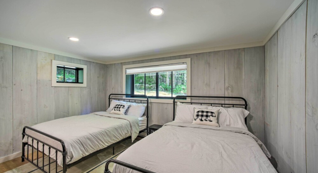Коттедж Sleek Cabin w/ Deck, 8 Miles to Mount Snow & Hikes
