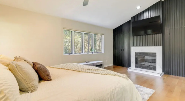 Mid-century Modern Luxe Retreat w/ Hot Tub & Decks, Prenota Casa vacanze Hotel a Georgia con parcheggio, Parcheggio