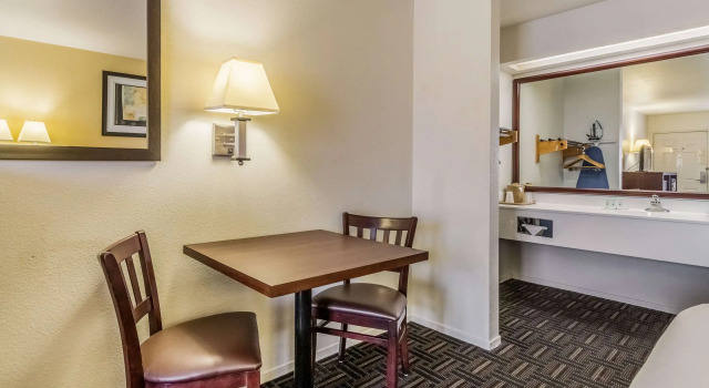 Четырёхместный номер Standard Quality Inn Fresno Near University