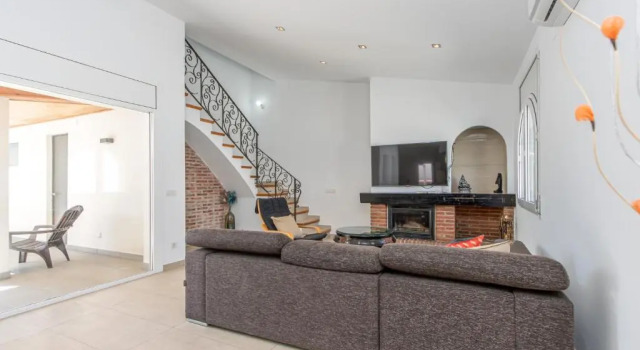 Goldhome - New house with private heated pool, parking, wifi, games room