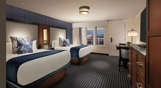 Четырёхместный номер Deluxe с красивым видом из окна Hyannis Harbor Hotel