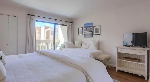 Coastal Chic Furnishings Condo Steps to Beach SBTC 128 by RedAwning, Book Feriehus Solana Beach Californien