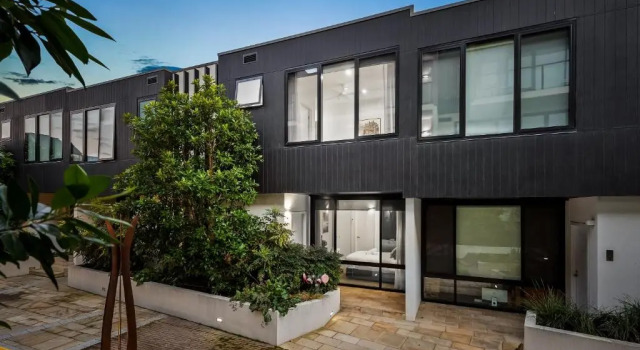 StayCentral Northcote Townhouse With Study, Book Apartment Melbourne 