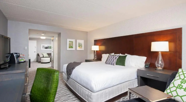 Полулюкс DoubleTree by Hilton Hotel and Conference Center Chicago North Shore