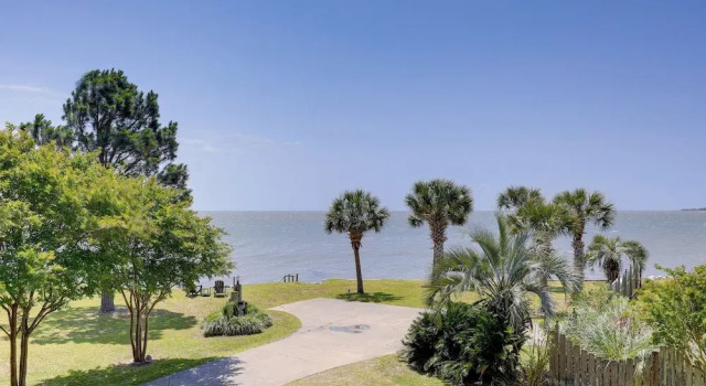 Waterfront Crystal Coast Vacation Rental w/ Deck!, Rezervați Casă de vacanță Marshallberg Statele Unite ale Americii
