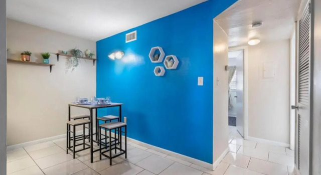 *The Blue Oasis* - 5 min to Downtown Fort Myers, Забронировать Отель Форт-Майерс Fort Myers Area, рядом с Imaginarium Hands-On Museum &amp; Aquarium‎