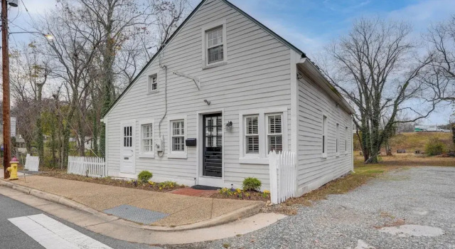 Walk to Beach: Historical Fredericksburg Home, Забронировать Дом для отпуска Фредериксберг Виргиния