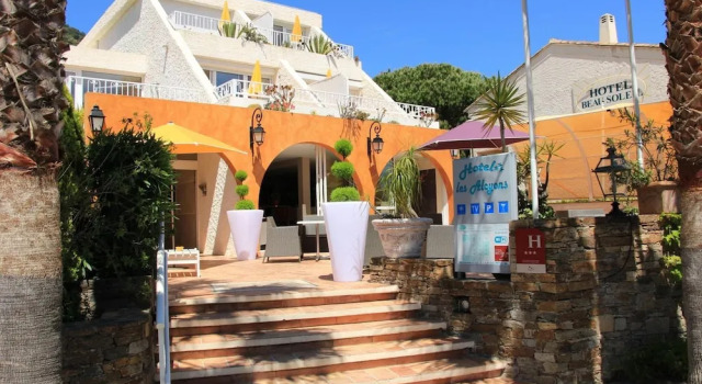 Les Alcyons, Book Hotel Le Lavandou Var coast