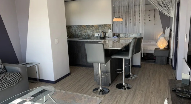 Апартаменты с балконом Farr Out Guest House