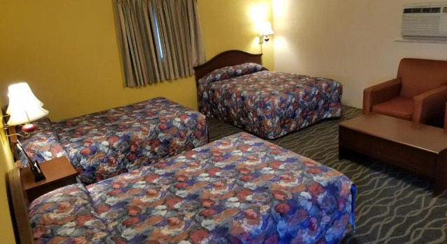 Трёхместный номер Standard Budget Host Inn