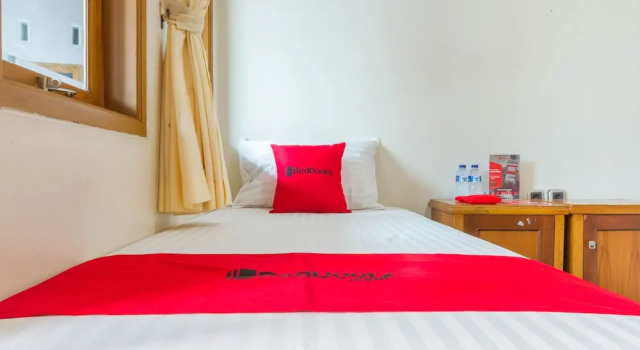 Двухместный номер Standard RedDoorz near Pasar Pagi 2 by Cassana