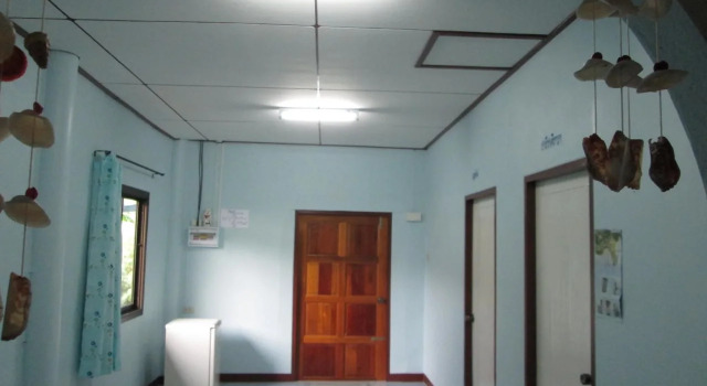 Sichang Sabaidee Holiday House, Забронировать Отель Отели Ко-Сичанг с парковкой, рядом с Больница острова Ко Сичанг, Парковка