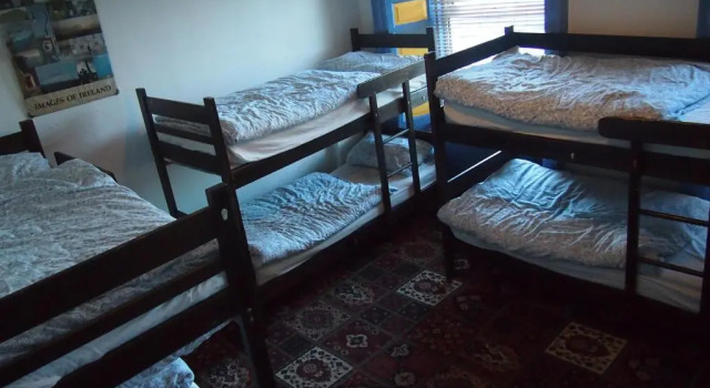 Кровать в общем номере (мужской номер) Cashel Holiday Hostel