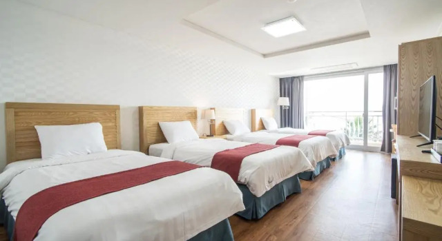 Четырёхместный номер Standard с видом на море Breeze Bay Hotel