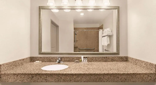 Четырёхместный люкс c 1 комнатой Spark by Hilton Homewood Birmingham
