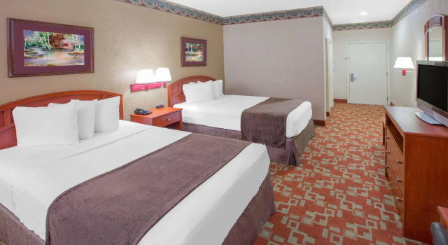 Четырёхместный номер Standard Days Inn by Wyndham Denham Springs-Baton Rouge East