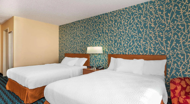 Четырёхместный номер Standard AmericInn by Wyndham Duluth