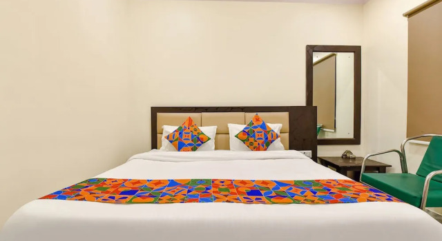 Номер Deluxe FabHotel Golden Leaf Mansarover
