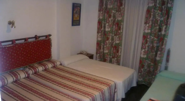 Hostal Pirineos, Забронировать Отель Недорогие отели Somontano, недорого