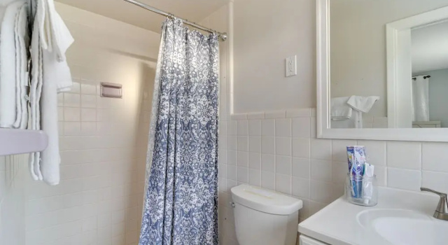 Коттедж Largo House w/ Backyard Oasis & Proximity to Beach