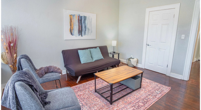 Trendy 3 BR Prime Apt Near Downtown