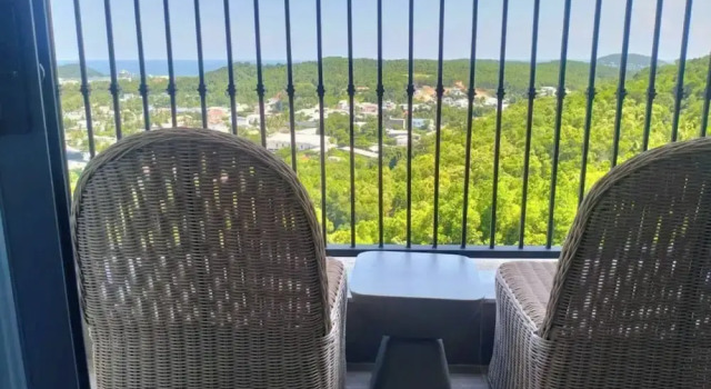 Двухместный номер Deluxe с балконом и с видом на горы Eirlys Home Apartment Phu Quoc - Firework & Ocean View