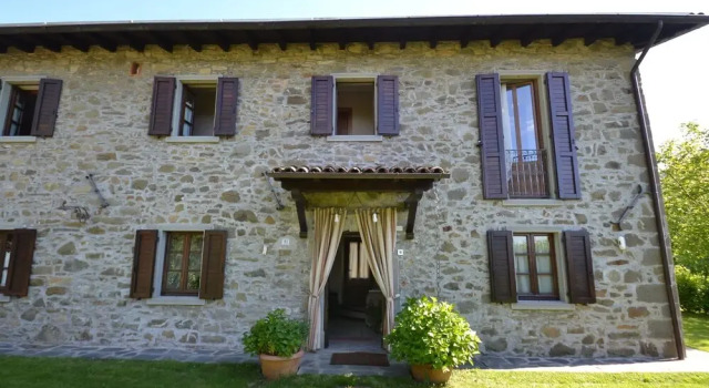 Lovely Farmhouse in Castiglione di Garfagnana with Hot Tub