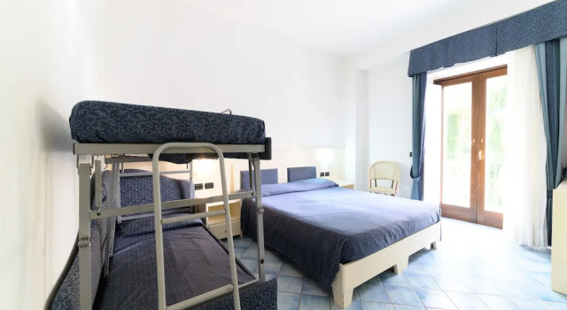 Четырёхместный номер Classic с балконом Hotel Sogaris