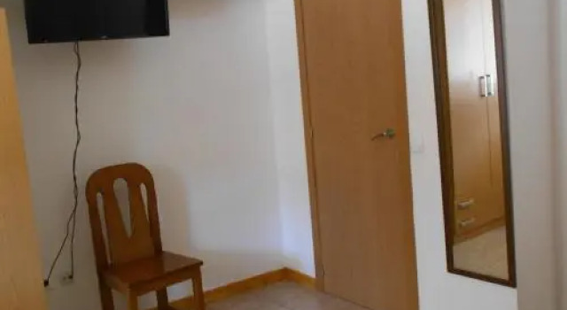 Lovely new House W/ Beatiful Garden, Book Hotel Hoteller i Quelfes med parkering, Parkering