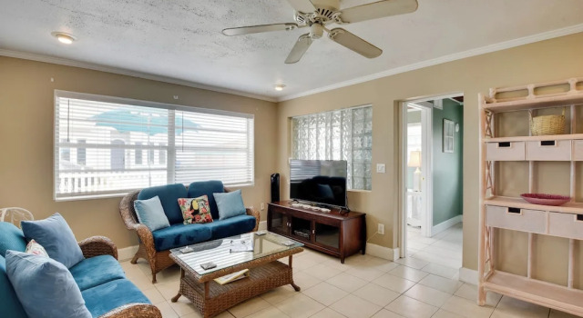 Cozy Ormond Beach Bungalow: Steps to the Sand, Забронировать Дом для отпуска Коттеджи Ормонд-Бич, Коттедж
