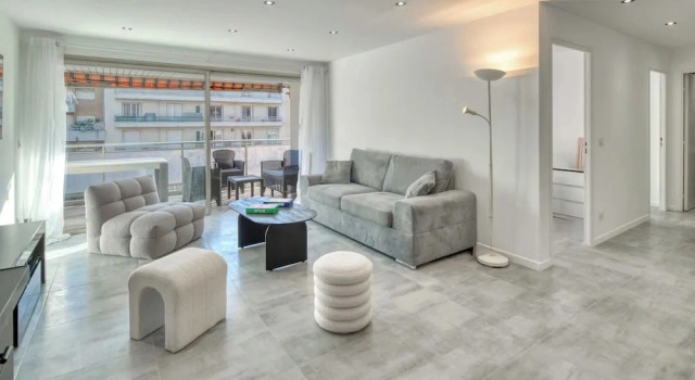 A C 2BDR 6P flat just two minutes from the beach, Забронировать Апартаменты/квартира Отели Антиб с бассейном, рядом с Дворей собраний Жуан-Ле-Пен, Бассейн