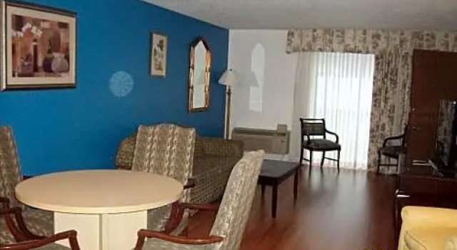 Четырёхместный номер Standard Charleston Grand Hotel