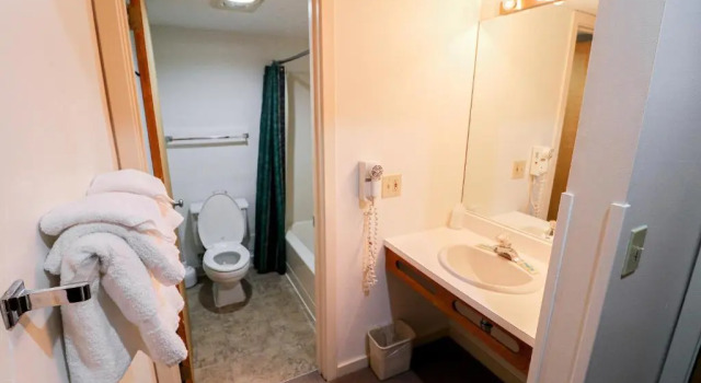 Люкс Cedarbrook Hotel Room w/2 Doubles 218