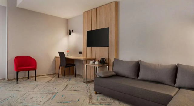 Ramada by Wyndham Targu JIU, Varaa Hotelli Hotellit Carpathians - Romania uima-altaalla, Uima-allas