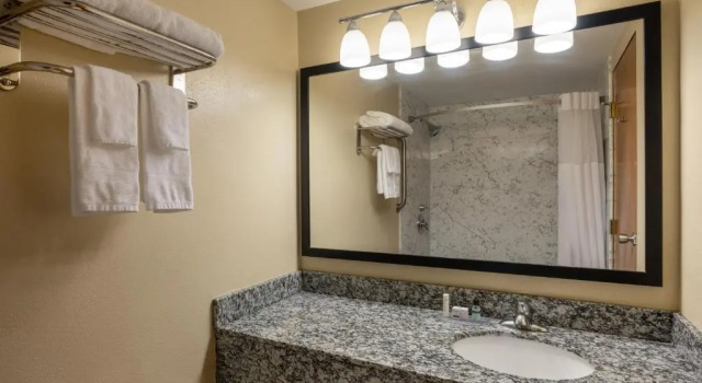 Двухместный люкс AmericInn by Wyndham Cedar Rapids North
