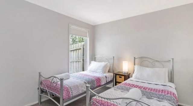 Shemara - Idyllic East Beach property with multiple living areas, Book Hotel Port Fairy Victoria