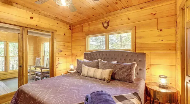 Blue Ridge Cabin w/ Hot Tub, Fire Pit, & Game Room